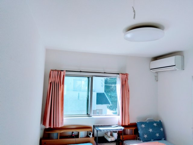 築9年なのでとても綺麗な室内です。寝室として使うのもいいですね。　