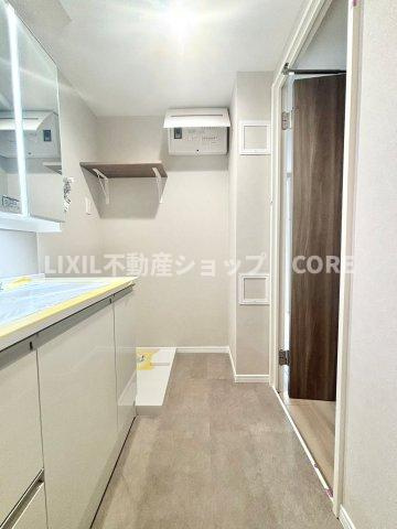 化粧品やティッシュボックス、歯ブラシなどもスッキリ収まりますよ！収納豊富な洗面化粧台になります。