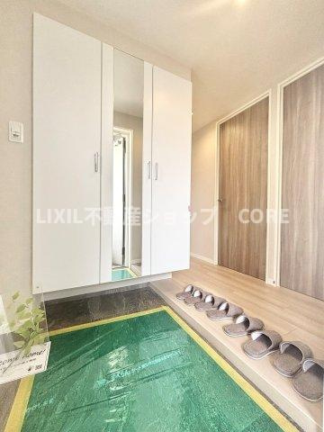 「おかえり」と「ただいま」が交差するお家の顔とも言える場所は爽やかで心地良い空間となっています。