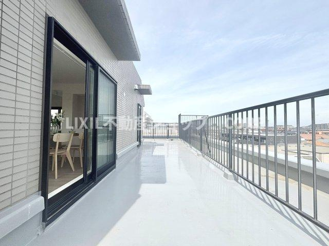 大型ルーフバルコニーは、「我が家の自慢」に。もうひとつのリビングとして活用下さい。