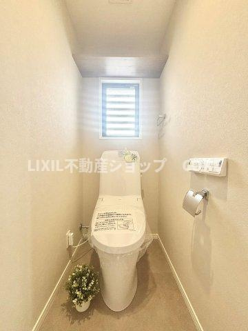 見た目もスッキリとしたデザインのトイレには温水洗浄暖房便座付き。