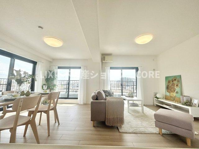 天気の良い日は是非窓を開けて風通しの良さもご体感下さい。明るいＬＤＫがご家族団欒の時を包みます。