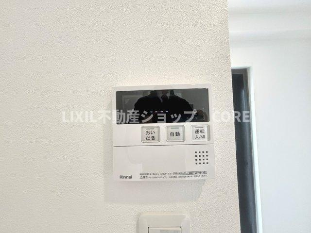 お風呂はボタンひとつで一定量の湯を浴槽に張ったり、保温や追い焚きをすることができる便利な機能付