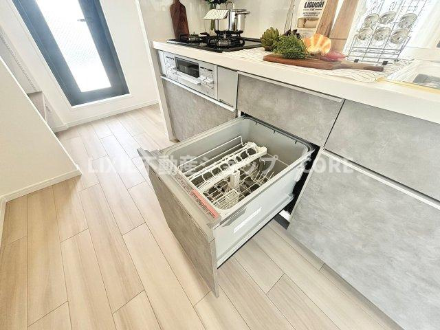 食器洗乾燥機付きで家族の食器もピカピカ。忙しい奥様には欠かせないアイテムのひとつ！！