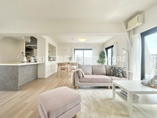 家具の配置がしやすい広さを確保しつつ、窓が多い設計は色々な角度から光が取り込める間取りです。