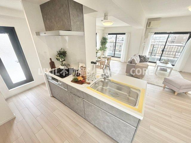 ご家族と会話をしながらお料理ができると楽しいですよね！対面式タイプのキッチン！