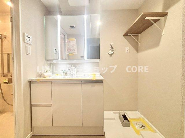 洗面化粧台新規交換済み！ミラーの後ろに収納スペースがありスッキリした空間に！