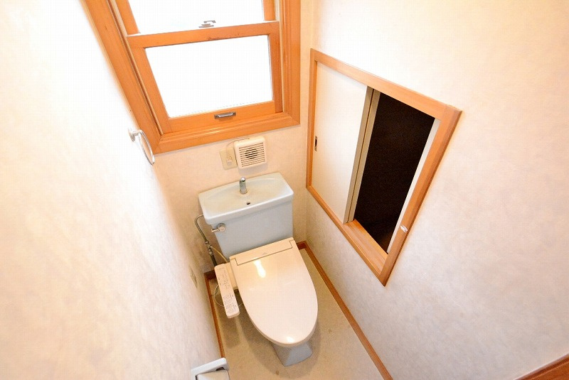 温水洗浄機能付のトイレ。窓が付いておりますのでしっかりと換気が出来ます。