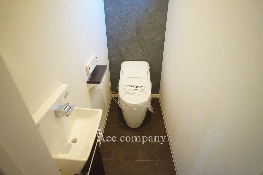 2階のトイレはタンクレストイレです☆