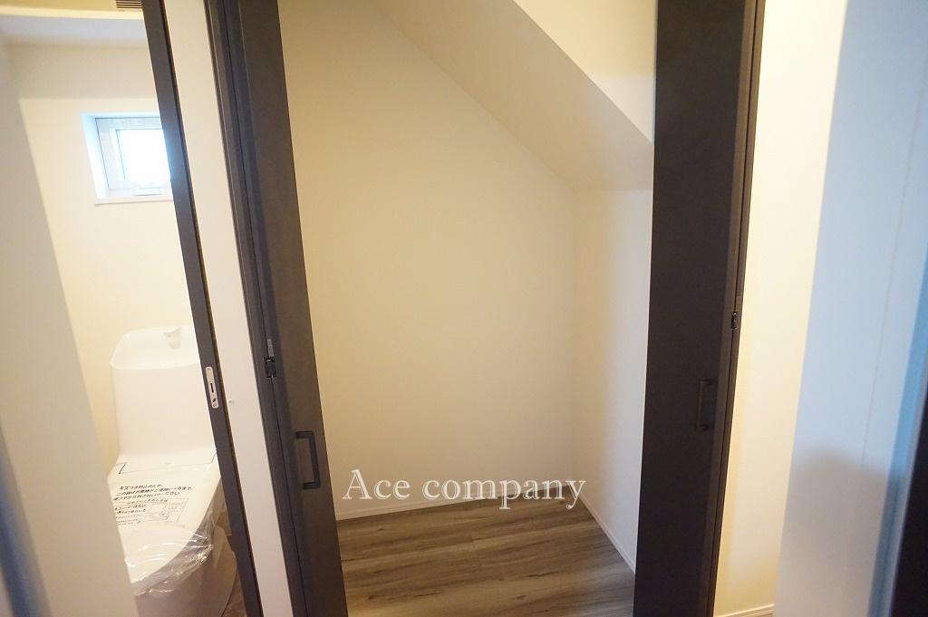 1階、廊下にある階段下収納です♪
