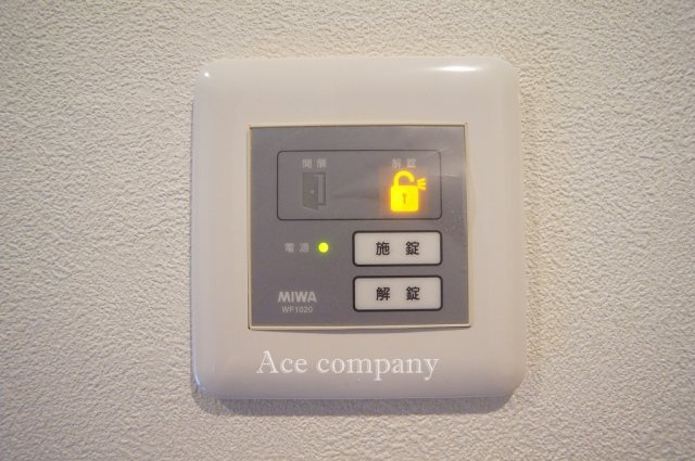 玄関は電子キーシステムで解施錠です☆