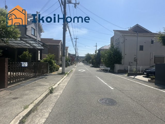 前面道路は幅員6.85ｍになります。広々ですので、駐車も安心してできますね。　