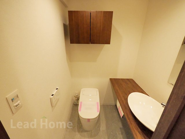手洗い付きで清潔感のあるトイレです。