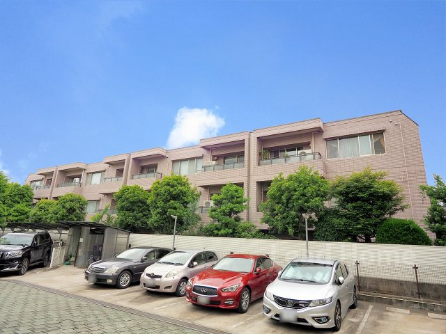 1住戸につき1区画、駐車場使用権付き。