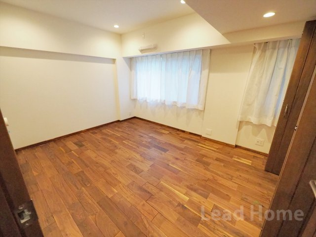 約7.2帖の洋室。クローゼット付き。