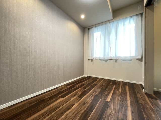 LD横の洋室は、扉を開けて解放感ある空間に。　