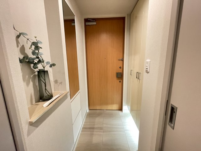 大きな鏡のついた玄関で、お出かけ前の身だしなみチェックもバッチリです。　