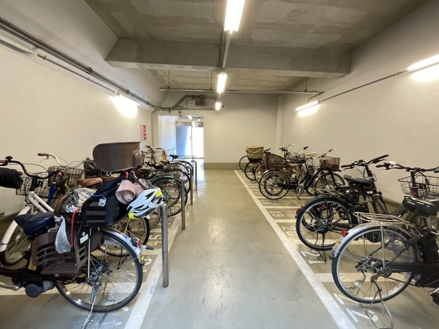 屋内駐輪場で、セキュリティーも安心です。　　