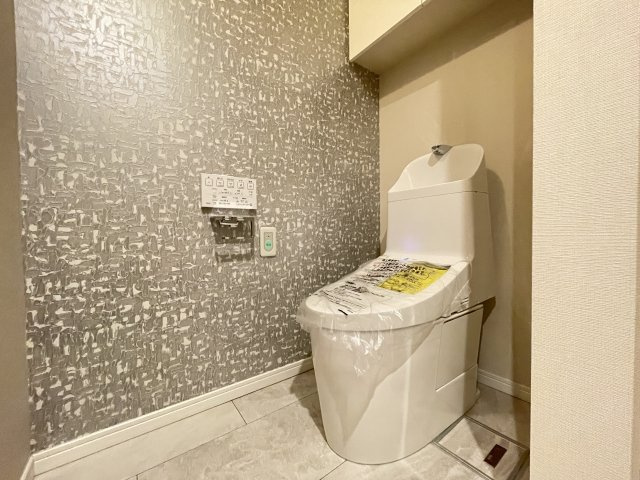 温水洗浄便座付きの清潔感あるトイレは、落ち着いた空間に。　