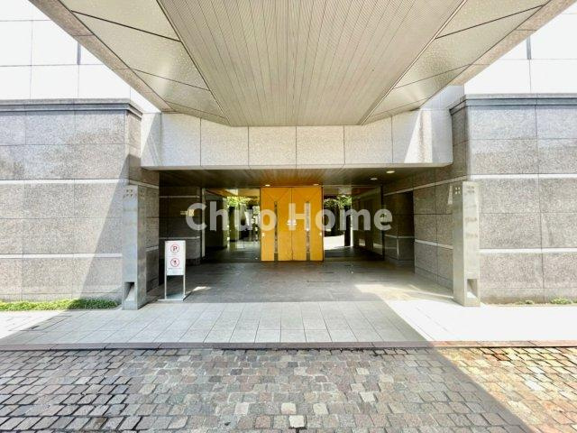 【エントランス】マンションのエントランスは、その物件の印象を決める、顔とも言える場所です。毎日通る場所ですからきれいなのが一番です。