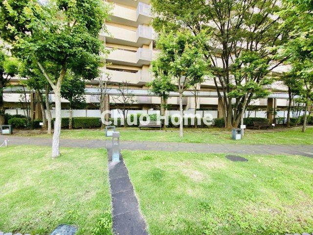 敷地内には緑が多く住環境良好です