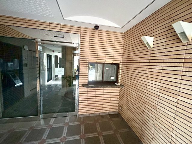 受付はマンションコンシェルジュがいる場合もあれば、管理人が滞在する小部屋を総称して呼ぶことがあります。主にエントランスに設置されていることから、防犯面でも期待ができます。防犯設備がない場合はより安心！