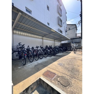 屋根付きの駐輪場も、もちろん完備☆*