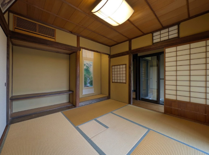 床の間を備えた、落ち着きと品のある和室。木の柱や天井、畳などの素材感が調和し、日本家屋ならではの美しさが印象的です。隣接する和室とは建具を開けて一体的に利用することも可能で、様々な用途に活用可能です。