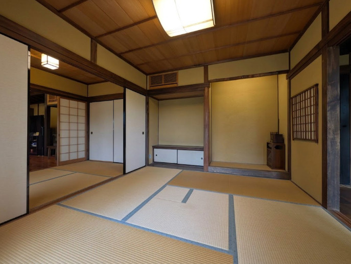 床の間や障子など、和の意匠を随所に感じられる趣深い一室。庭側に開口部が設けられており、室内から緑を身近に感じられるのも魅力です。畳と木を基調とした落ち着きある空間で、客間としても活用しやすい一室です。