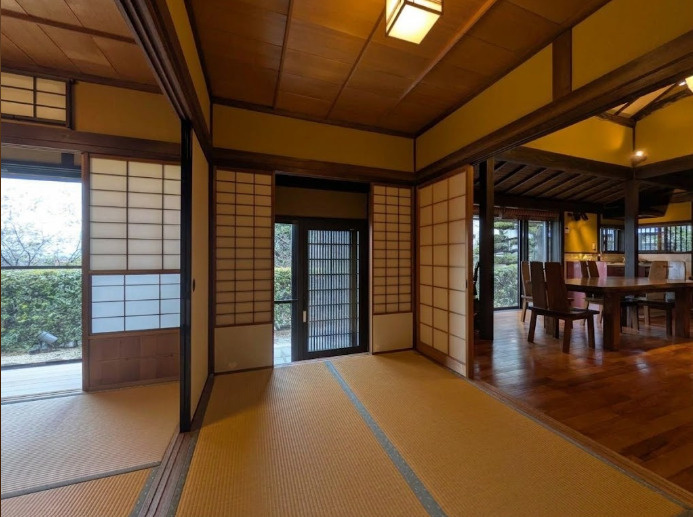 障子や木製建具、落ち着いた色合いの天井など、日本家屋ならではの趣を感じられる和室。隣接するLDKとのつながりもあり、扉を開ければ空間に広がりが生まれます。庭の緑を眺めながらゆったり過ごせる空間です。