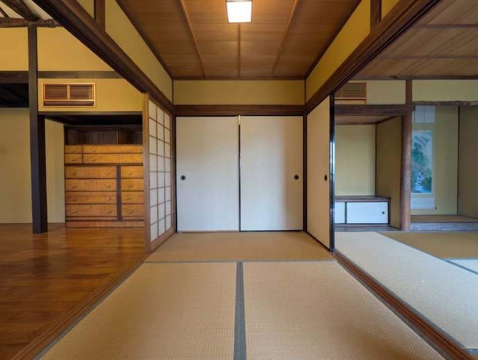 和室から隣接するリビングまで開放感を感じられる空間です。和の趣、木の温もりを感じるリビングと自然につながる設計です。建具の開閉によって独立した和室としても使え、暮らしに合わせた使い分けができます。