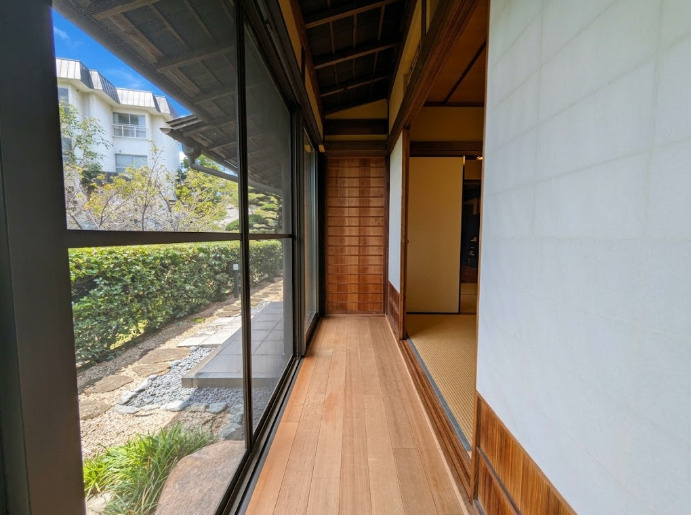 庭に沿って設けられた縁側は、日本家屋ならではの風情を感じられる空間。植栽や庭を眺めることができ、室内と屋外を緩やかにつないでいます。季節ごとに変化する庭の表情を身近に感じながら過ごせる空間です。