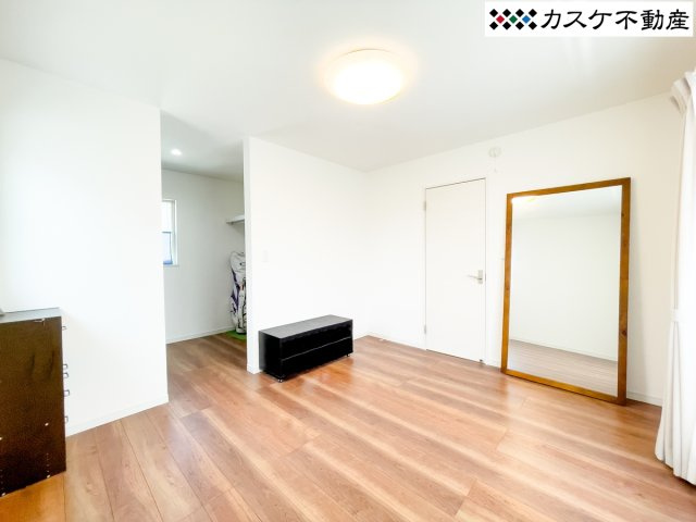 全居室6畳以上の広さを確保しているため、ベッドやデスクを置いても十分なゆとりがあります。エアコンも設置済みで、夏場の寝苦しさや冬の寒さを気にせず、一年中快適なプライベートタイムを過ごせるお部屋です。　