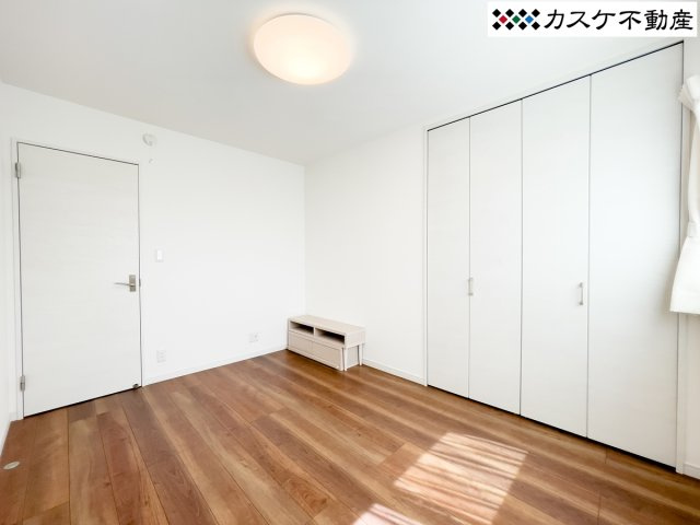 2階の主寝室はWICを完備しており、夫婦の衣類や季節物まで一箇所にまとめて収納できます。2面採光で風通しも良く、朝は爽やかな光で目覚めることができ、一日の活力を養うための落ち着いた空間となります。　