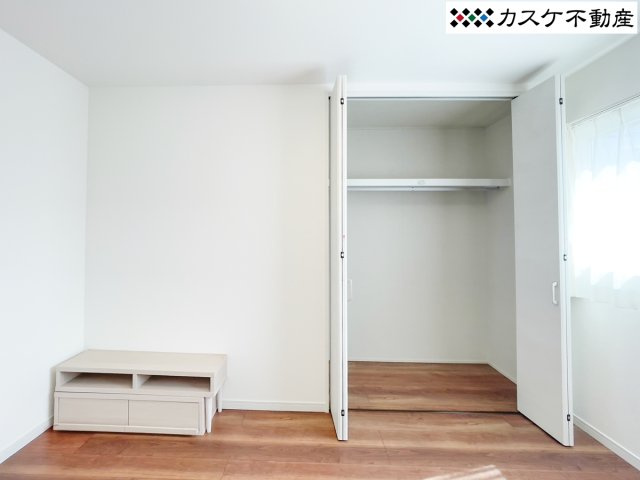 奥行きのあるクローゼットを備えており、大型のスーツケースや布団も楽々収納可能です。収納家具を買い足す必要がほとんどないため、お部屋のデザインを崩さず、スッキリと洗練されたインテリアを楽しめます。　