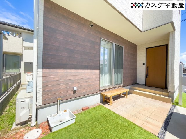明るい光が差し込む玄関は、家族やゲストを温かく迎え入れる住まいの顔。TVモニタ付インターホンで室内から来客を確認できるため、防犯性が高く、お子様のお留守番や夜間の対応も落ち着いて行える安心設計です　