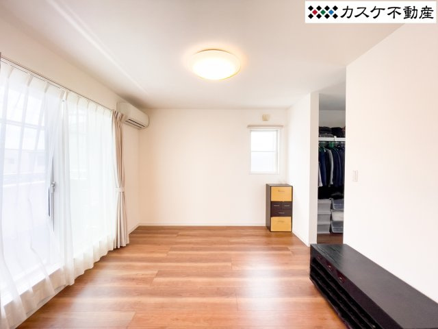 南側に面した明るい居室は、日当たりが良く日中は照明なしでも快適に過ごせます。バルコニーへ直接出られる設計で、布団干しもスムーズ。収納力と快適性が両立した、家族の成長に寄り添う使い勝手の良い居室です。　