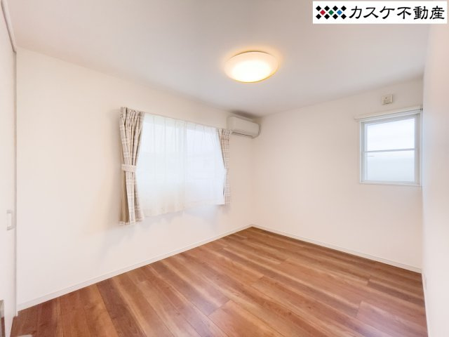 6畳以上の広さがあるため、子供部屋としてはもちろん、リモートワーク用の書斎としても活用いただけます。複層ガラスにより外の音も気になりにくく、静かな環境で読書や作業に没頭できる心地よい空間です。　