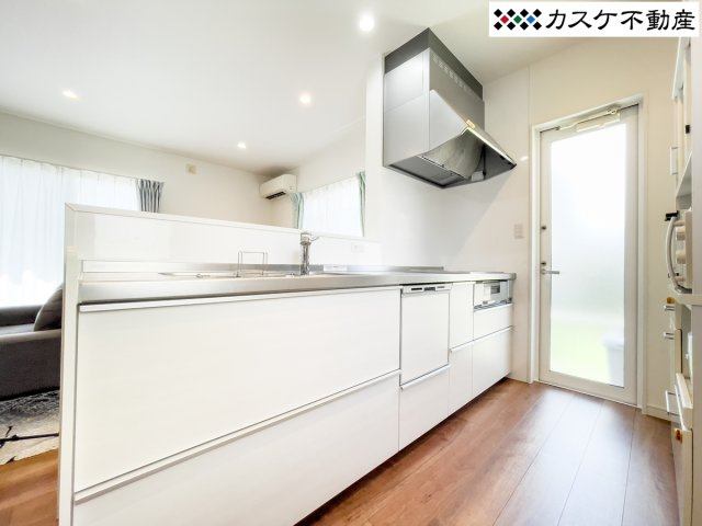浄水器内蔵の蛇口でいつでも清潔なお水を使えるため、お料理の質も高まります。対面式なのでリビングの様子を見守りながら作業ができ、小さなお子様がいるご家庭でも安心感を持って毎日の食事作りを行えます。　