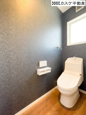 上部には備品を置ける収納棚があり、トイレットペーパーのストックなども目立たず収納可能です。落ち着いたデザインの空間は、ホッと一息つけるプライベートな場所として、毎日の暮らしを静かに支えてくれます。　