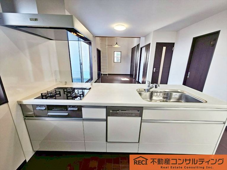 対面キッチンで家族の会話も弾みます