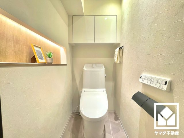 明るく清潔感溢れるトイレです。温水洗浄便座付きで、季節を問わずいつでも温かい便座をお使いいただけます。