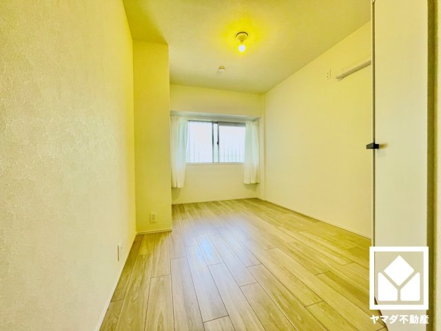 約5.6帖の洋室です。全居室に窓がございます。明るい陽光がたっぷり差し込む心地よい生活空間です。