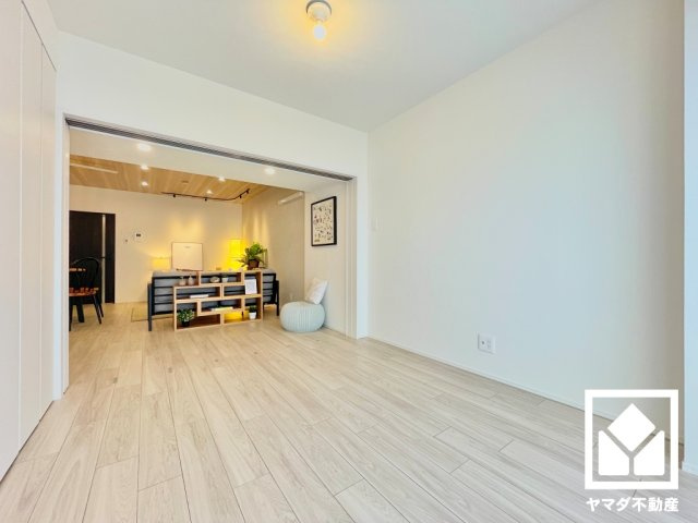 約5帖の洋室です。リビングに隣接する引き戸のお部屋で、一体料も可能です。お子様のお部屋などにも丁度良い広さです。