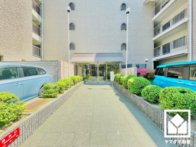 広々とした明るいエントランス。定期的な清掃・管理体制が整っており、帰宅時や来客時にも気持ちの良い空間です。