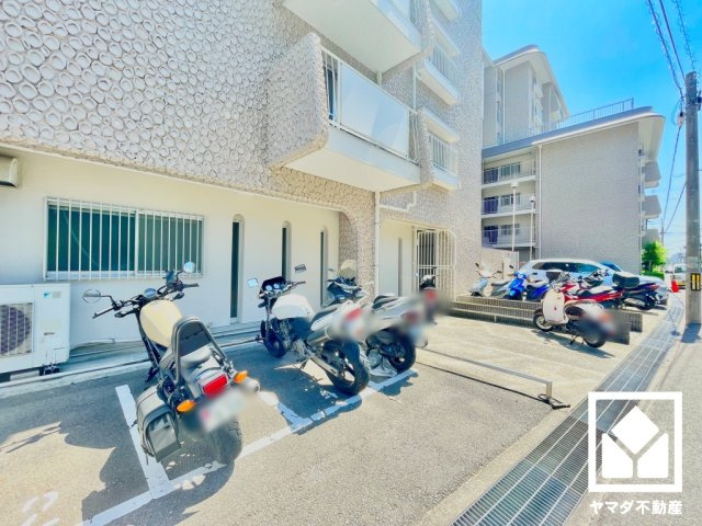 バイク置き場も設置。しっかり区画が整理されており、使い勝手の良い設計です。