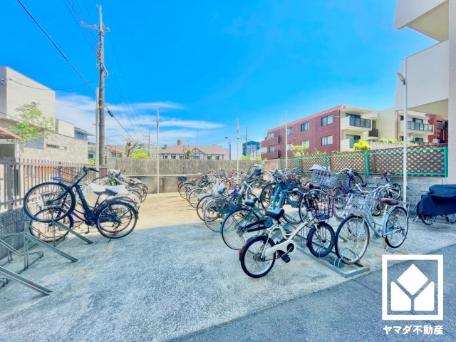 サイクルラック付きの駐輪場を設置。スッキリ整理されて、自転車同士が接触・転倒しにくい設計です。