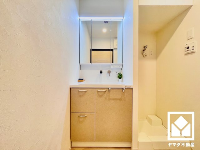 収納付きでスッキリお使い頂ける3面鏡の洗面台です。洗面ボウルが広めなので、忙しい朝でも身支度がしやすく時短になります。