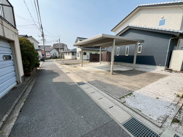 前面道路幅員は3ｍですが、しっかりセットバックしてあることと、間口が13ｍあるので駐車もらくらくです＾＾