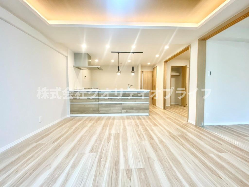 16.2帖のLDKは南向きで陽当たり良好、明るい室内です